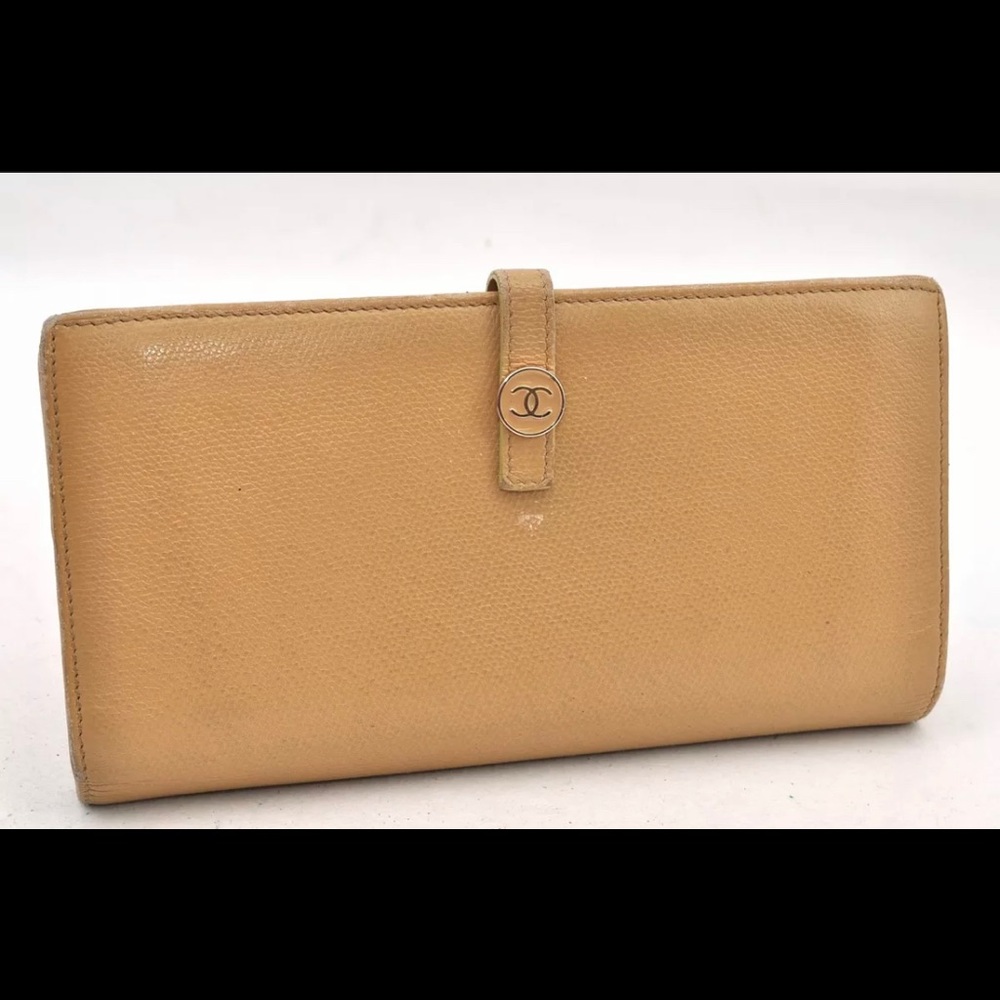 Vintage Chanel CC Logo Button Wallet. Beige Caviar Skin and Silver Hardware.